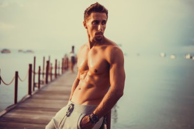 İskele içinde poz adam