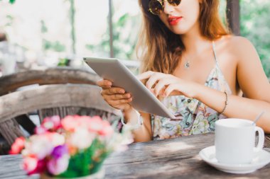 kafede kahve içme kadın