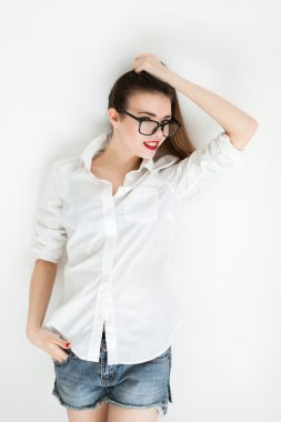 Kız bardaklarda poz kırmızı dudaklar