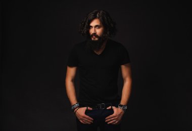 siyah tişörtlü adam