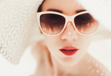 büyük şapkalı genç güzel kız