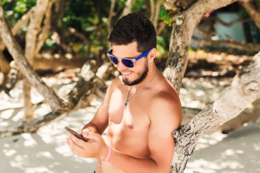 Genç adam telefonda konuşuyor.