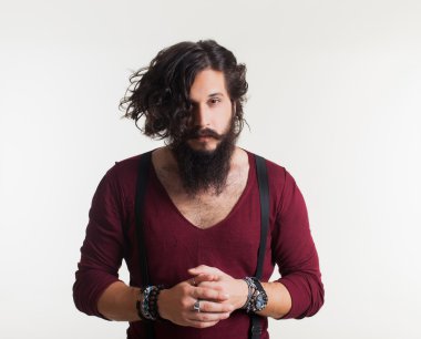 Kırmızı ceketli genç adam