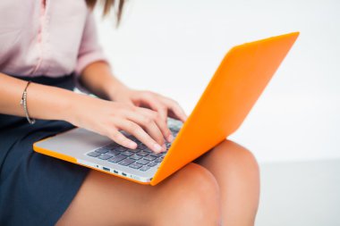 dizüstü bilgisayarda çalışan güzel bir kız