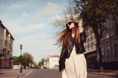 güneş gözlüklü sarışın kız