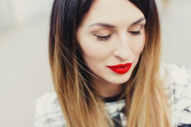 Kırmızı dudaklar ile güzel kız