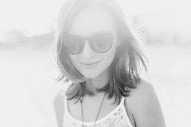 Sahilde poz genç kız