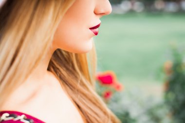 Kırmızı ruj sarışın kız