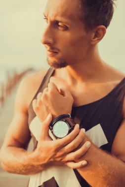 iskelede duran genç sakallı adam