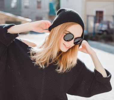 Genç kız sokakta poz