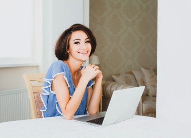 genç bayan, evde çalışma