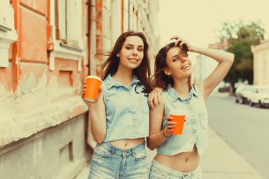 Kızlar sokakta kahve içme