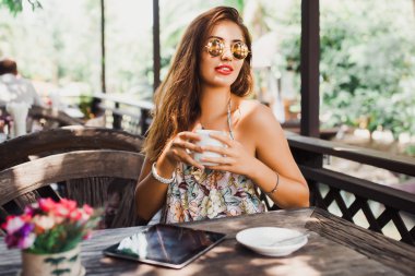 kafede kahve içme kadın