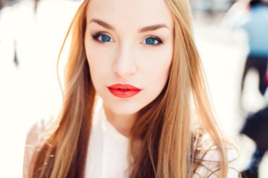 Kırmızı dudaklar ile poz kız