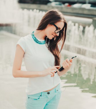 hipster kadın dijital tablet ile.