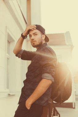 Sokağın ortasında poz çocuk