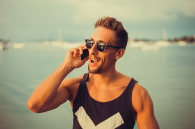 genç adam akıllı telefon üzerinde bahsediyoruz
