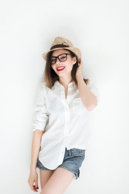 Kız bardaklarda poz kırmızı dudaklar