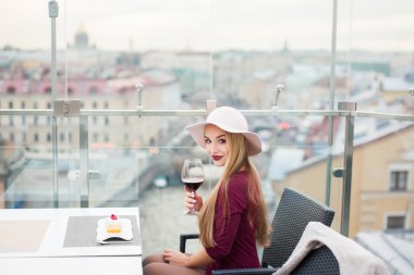 genç kadın kırmızı şarap içme