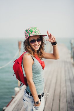 güzel kız deniz iskelede poz