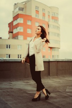 genç kız sokakta poz