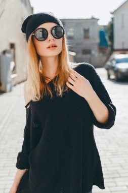 Genç kız sokakta poz