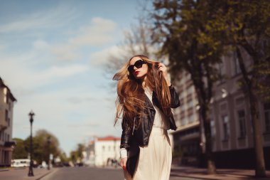 güneş gözlüklü sarışın kız