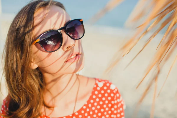 Ragazza in occhiali in posa sulla spiaggia — Foto Stock