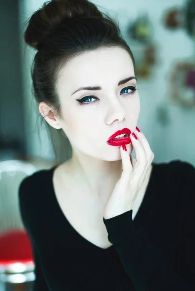 Flicka med svart hår och röda läppar — Stockfoto