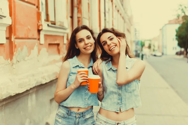 Ragazze che bevono caffè per strada — Foto Stock