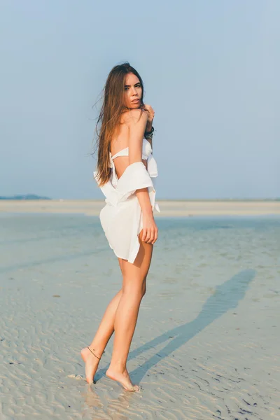 Flicka poserar på stranden — Stockfoto