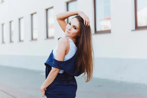 Girl walking on city — Stockfoto