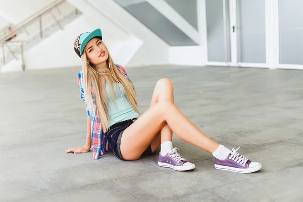 Young hipster beautiful woman — Stockfoto