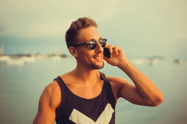 Chico joven hablando en el teléfono inteligente — Foto de Stock