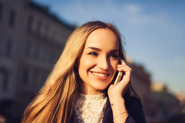 Szőke lány beszél a telefonon — Stock Fotó