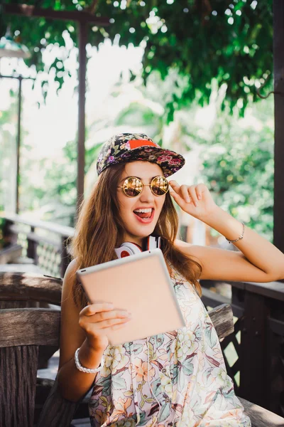 Young girl  listening  music — Stock Photo, Image