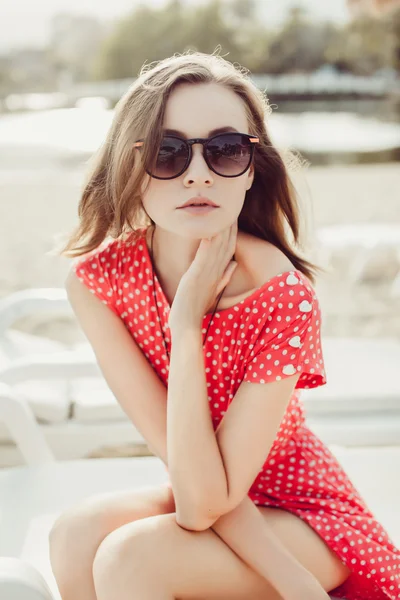Menina em óculos posando na praia — Fotografia de Stock