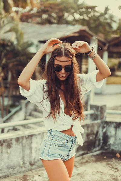 Jeune femme avec des lunettes de soleil — Photo