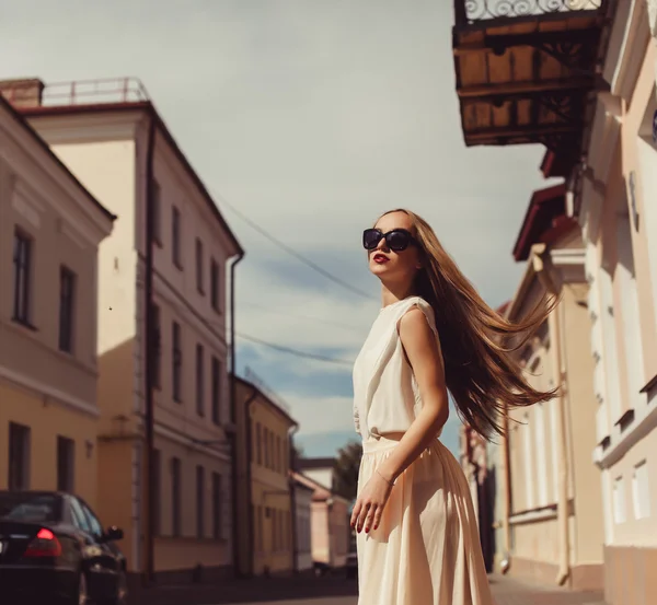 Blond tjej i solglasögon — Stockfoto