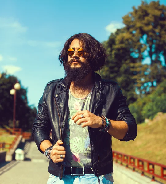 Ragazzo con i baffi e la barba — Foto Stock