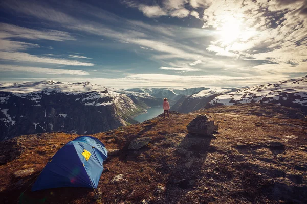 Wanderin steht auf dem Berg — Stockfoto