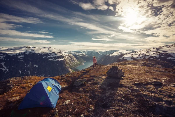 Woman traveler standing on the mountain — Stock Photo, Image