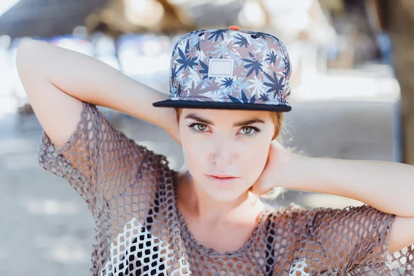 Beautiful girl  posing on the beach — Stock Photo, Image