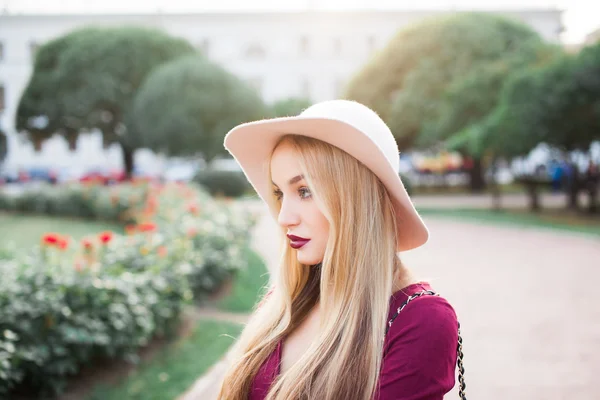 Ragazza alla moda con labbra rosse — Foto Stock