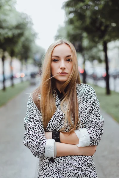 Fille posant dans la rue — Photo