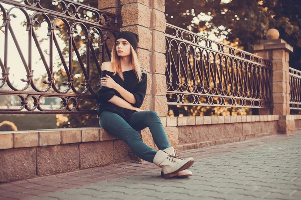 Chica joven posando en la calle —  Fotos de Stock