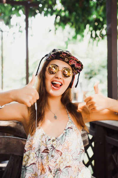 Menina escutando música — Fotografia de Stock