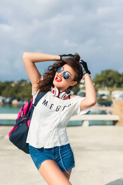 Menina de óculos de sol ouvindo música — Fotografia de Stock