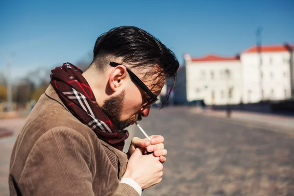 Mannen med skägg röka en cigarett — Stockfoto