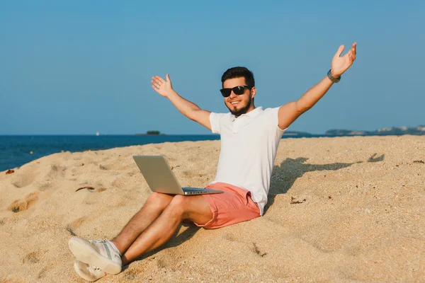 Jongeman werkt aan laptop — Stockfoto